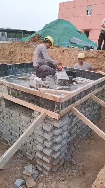 地基打好后整理框架,没想到速度这么快,不愧是建筑行业的老师傅
